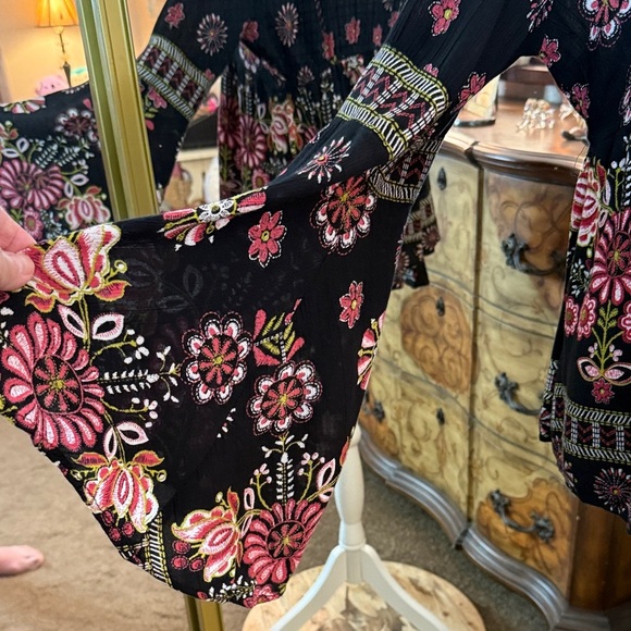 Floral Lace-Up Blouse in Black and Pink - Picture 4 of 13